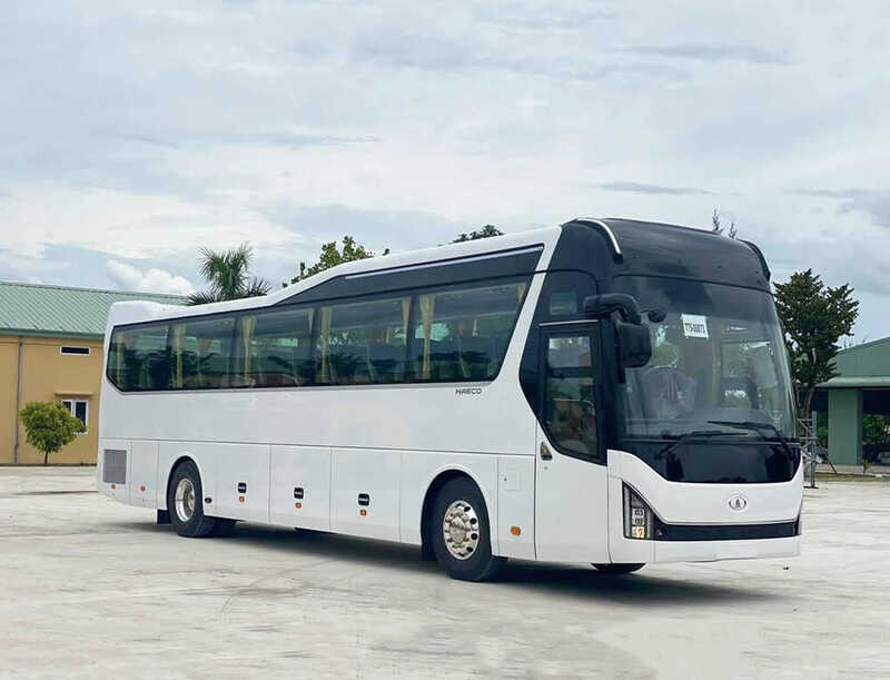 Không gian rộng rãi trên xe 45 chỗ cho đoàn đông người