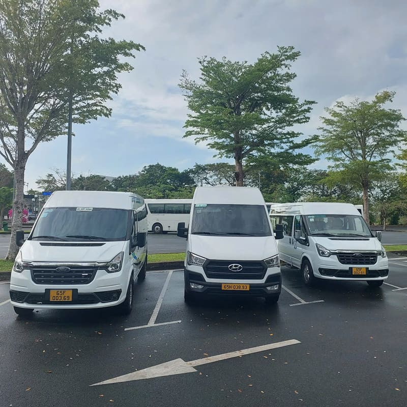 Xe sang trọng phục vụ khách VIP trong hội nghị