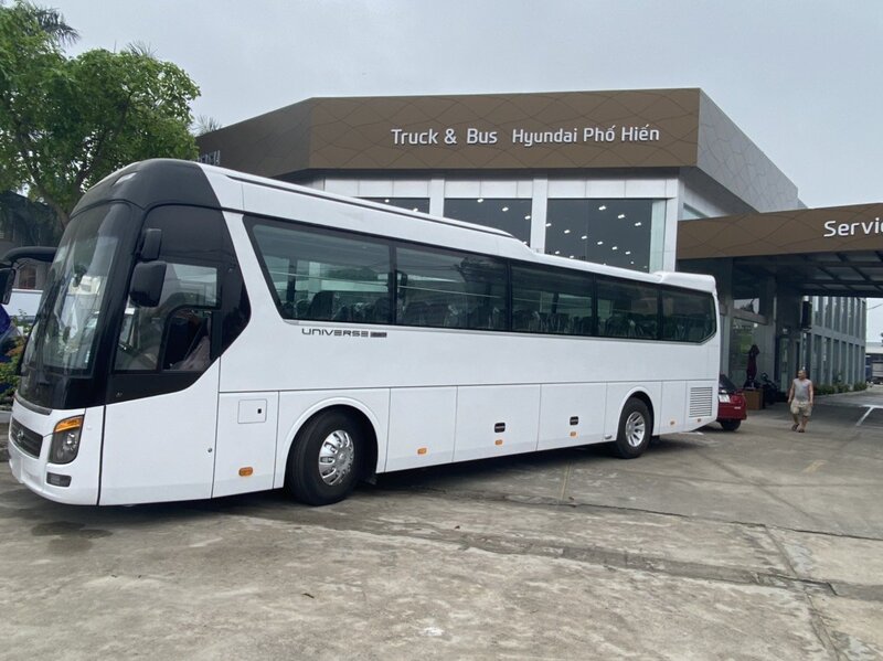 Xe 45 chỗ đời mới đưa đón khách hội nghị