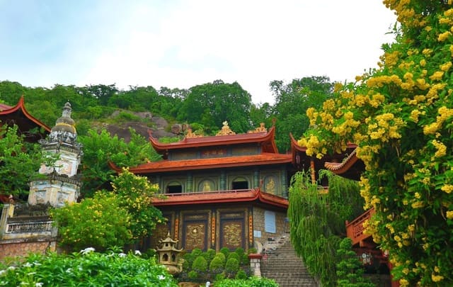 Chùa Hang với địa thế dựa núi