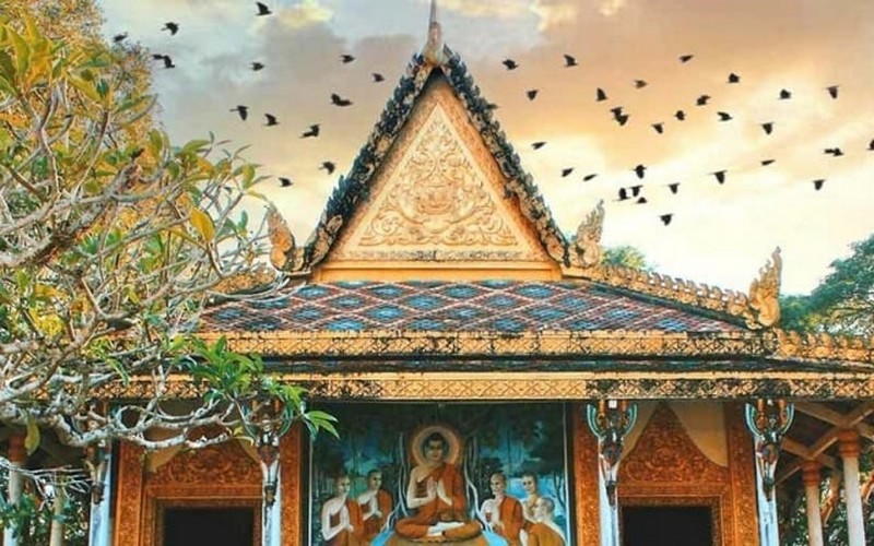 Chùa Dơi- có kiến trúc Khmer đặc trưng với mái chùa uốn cong