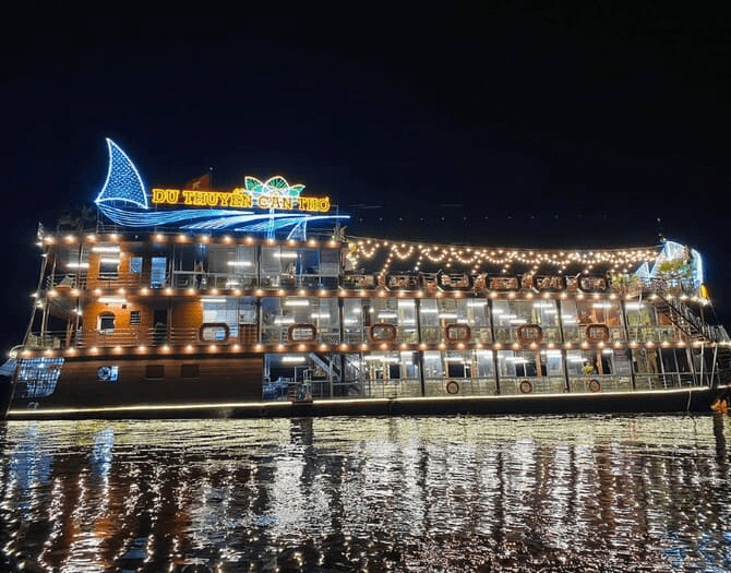 Ăn tối trên du thuyền tại bến Ninh Kiều cũng là một trải nghiệm thú vị