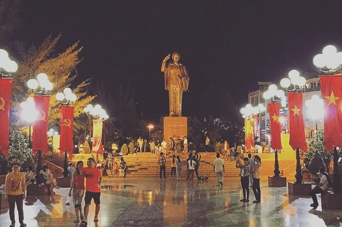 Công viên bến Ninh Kiều có diện tích khoảng 7000m2