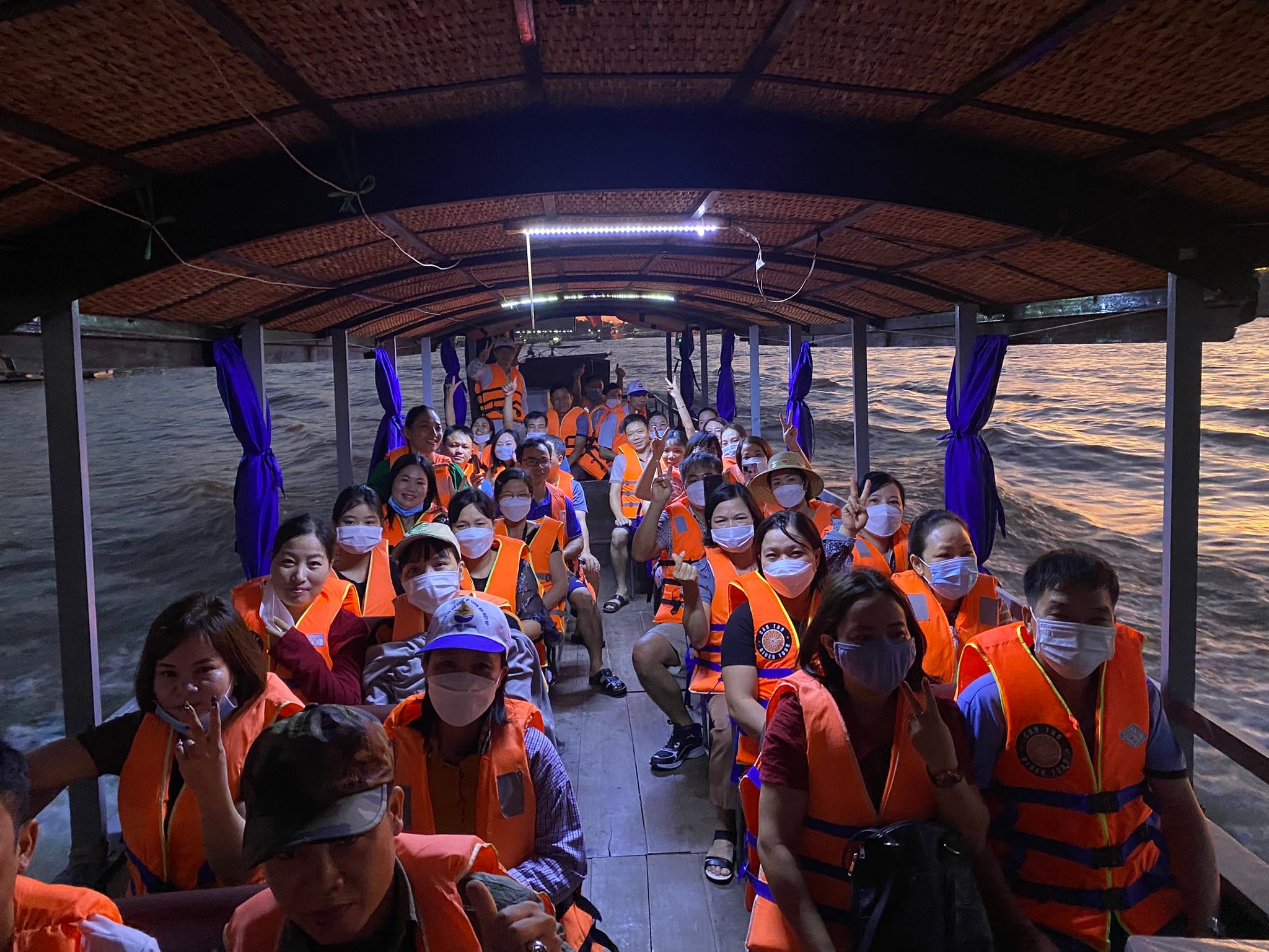 Dịch vụ cho thuê tàu đi chợ nổi Cái Răng Cần Thơ - Nguyễn Duy Travel 